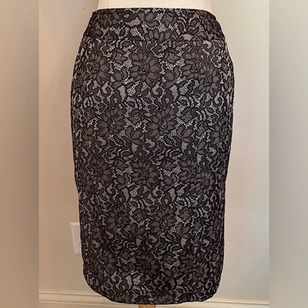 Worthington Stretch Black White Lace Print 4 Corporate Sleek Office Chic Skirt